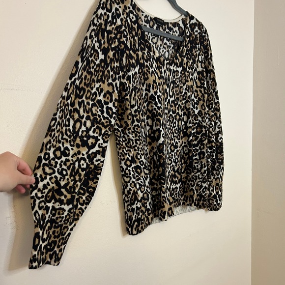 Talbots Leopard Print V Neck Merino Wool Sweater Size L - Picture 4 of 9